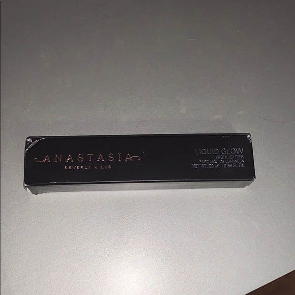 Anastasia Beverly Hills peach fizz liquid glow! - Picture 3 of 5